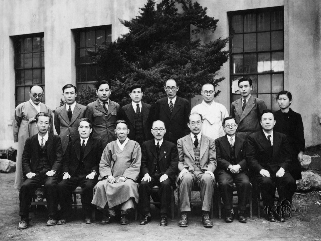Black and white photograph of fifteen Korean men in two rows. They were the directors and members of the dictionary staff from the Korean Language Research Society in Seoul, Korea.